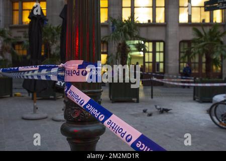 Polizeiband auf dem Polizeirevier am Kolenmarkt - Rue du Charbon, in der Nähe des Grand Place - Grote Markt in Brüssel, nachdem ein Mann die Polizeibeamten mit einem Messer angegriffen hatte, Anfang Dienstag, den 20. November 2018. BELGA FOTO HATIM KAGHAT Stockfoto