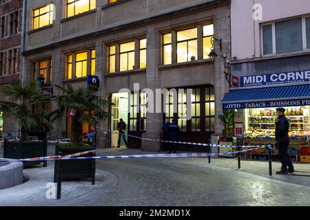Polizeiband auf dem Polizeirevier am Kolenmarkt - Rue du Charbon, in der Nähe des Grand Place - Grote Markt in Brüssel, nachdem ein Mann die Polizeibeamten mit einem Messer angegriffen hatte, Anfang Dienstag, den 20. November 2018. BELGA FOTO HATIM KAGHAT Stockfoto