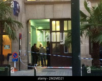 Polizeiband auf dem Polizeirevier am Kolenmarkt - Rue du Charbon, in der Nähe des Grand Place - Grote Markt in Brüssel, nachdem ein Mann die Polizeibeamten mit einem Messer angegriffen hatte, Anfang Dienstag, den 20. November 2018. BELGA FOTO CHARLOTTE VAN OUDENHOVE Stockfoto
