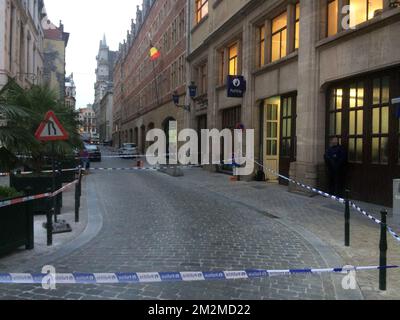 Polizeiband auf dem Polizeirevier am Kolenmarkt - Rue du Charbon, in der Nähe des Grand Place - Grote Markt in Brüssel, nachdem ein Mann die Polizeibeamten mit einem Messer angegriffen hatte, Anfang Dienstag, den 20. November 2018. BELGA FOTO CHARLOTTE VAN OUDENHOVE Stockfoto