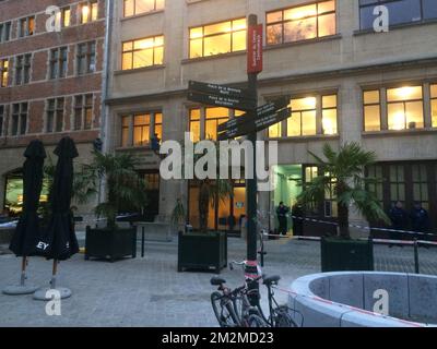 Polizeiband auf dem Polizeirevier am Kolenmarkt - Rue du Charbon, in der Nähe des Grand Place - Grote Markt in Brüssel, nachdem ein Mann die Polizeibeamten mit einem Messer angegriffen hatte, Anfang Dienstag, den 20. November 2018. BELGA FOTO CHARLOTTE VAN OUDENHOVE Stockfoto