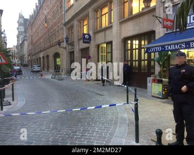 Polizeiband auf dem Polizeirevier am Kolenmarkt - Rue du Charbon, in der Nähe des Grand Place - Grote Markt in Brüssel, nachdem ein Mann die Polizeibeamten mit einem Messer angegriffen hatte, Anfang Dienstag, den 20. November 2018. BELGA FOTO CHARLOTTE VAN OUDENHOVE Stockfoto