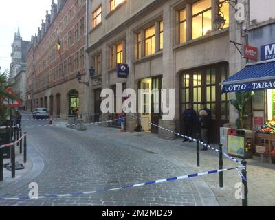 Polizeiband auf dem Polizeirevier am Kolenmarkt - Rue du Charbon, in der Nähe des Grand Place - Grote Markt in Brüssel, nachdem ein Mann die Polizeibeamten mit einem Messer angegriffen hatte, Anfang Dienstag, den 20. November 2018. BELGA FOTO CHARLOTTE VAN OUDENHOVE Stockfoto
