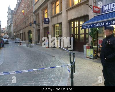 Polizeiband auf dem Polizeirevier am Kolenmarkt - Rue du Charbon, in der Nähe des Grand Place - Grote Markt in Brüssel, nachdem ein Mann die Polizeibeamten mit einem Messer angegriffen hatte, Anfang Dienstag, den 20. November 2018. BELGA FOTO CHARLOTTE VAN OUDENHOVE Stockfoto