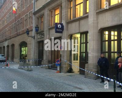 Polizeiband auf dem Polizeirevier am Kolenmarkt - Rue du Charbon, in der Nähe des Grand Place - Grote Markt in Brüssel, nachdem ein Mann die Polizeibeamten mit einem Messer angegriffen hatte, Anfang Dienstag, den 20. November 2018. BELGA FOTO CHARLOTTE VAN OUDENHOVE Stockfoto