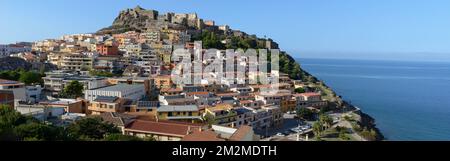 Blick auf das Dorf Castelsardo auf Sardinien in Italien Stockfoto