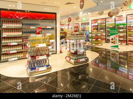 Regale mit Flaschen Alkohol World Duty Free Shop, Stansted Flughafen, Essex, England, Großbritannien Stockfoto