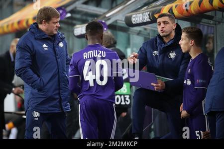 Anderlechts Cheftrainer Hein Vanhaezebrouck, Anderlechts Assistenztrainer Karim Belhocine, Anderlechts Yari Verschaeren, Und Anderlechts Francis Amuzu wurde während des Spiels zwischen der belgischen Fußballmannschaft RSC Anderlecht und dem slowakischen Verein Spartak Trnava am Donnerstag, den 29. November 2018, in Anderlecht am fünften Tag der UEFA Europa League Gruppenbühne in Gruppe D. BELGA FOTO VIRGINIE LEFOUR dargestellt Stockfoto