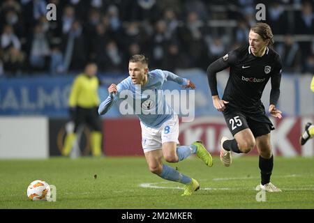 Malmo FF's midfielder Arnor Ingvi Traustason and Genk's Sander Berge fight for the ball during the match between Belgian soccer team KRC Genk and Swedish club Malmo in Malmo, Sweden, Thursday 29 November 2018, on the fifth day of the UEFA Europa League group stage, in group I. BELGA PHOTO YORICK JANSENS Stockfoto