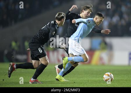 Genk's Sebastien Dewaest, Genk's Sander Berge and Malmo FF's midfielder Arnor Ingvi Traustason fight for the ball during the match between Belgian soccer team KRC Genk and Swedish club Malmo in Malmo, Sweden, Thursday 29 November 2018, on the fifth day of the UEFA Europa League group stage, in group I. BELGA PHOTO YORICK JANSENS Stockfoto