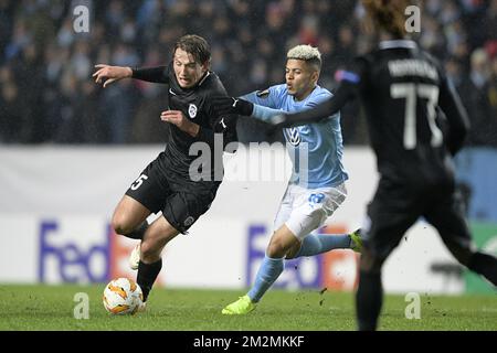 Genk's Sander Berge and Malmo FF's midfielder Romain Gall fight for the ball during the match between Belgian soccer team KRC Genk and Swedish club Malmo in Malmo, Sweden, Thursday 29 November 2018, on the fifth day of the UEFA Europa League group stage, in group I. BELGA PHOTO YORICK JANSENS Stockfoto