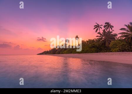 Fantastischer, ruhiger Blick aus nächster Nähe auf ruhige Meereswellen mit orangefarbenem Sonnenaufgang bei Sonnenuntergang. Tropische Insel Strandlandschaft, exotische Küste Stockfoto