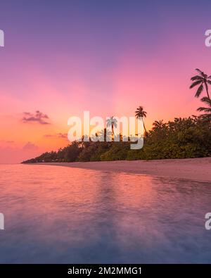 Fantastischer, ruhiger Blick aus nächster Nähe auf ruhige Meereswellen mit orangefarbenem Sonnenaufgang bei Sonnenuntergang. Tropische Insel Strandlandschaft, exotische Küste Stockfoto