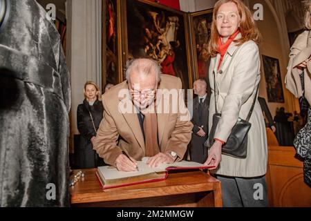 König Albert II. Von Belgien unterzeichnet das goldene Buch während eines Galakonzerts der Stiftung Königin Paola (Fondation reine Paola - Stichting Koningin Paola), am Freitag, den 30. November 2018 in Antwerpen. BELGA FOTO JONAS ROOSENS Stockfoto