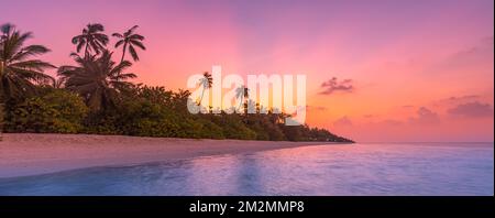 Fantastischer, ruhiger Blick aus nächster Nähe auf ruhige Meereswellen mit orangefarbenem Sonnenaufgang bei Sonnenuntergang. Tropische Insel Strandlandschaft, exotische Küste Stockfoto