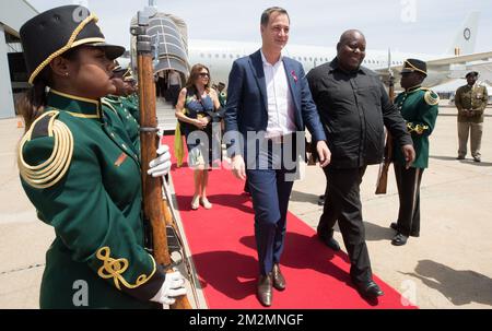 Belgian goodwill ambassador of UN Goedele Liekens and Vice-Prime Minister and Minister of Cooperation Development, Digital Agenda, Telecom and Postal services Alexander De Croo are welcomed as they arrive at Johannesburg airport on day four of a visit to Benin and South-Africa, by Vice-Prime Minister and Minister for Development Cooperation De Croo, in Johannesburg, South-Africa, Saturday 01 December 2018. BELGA PHOTO BENOIT DOPPAGNE Stockfoto