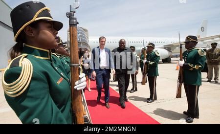 Belgian goodwill ambassador of UN Goedele Liekens and Vice-Prime Minister and Minister of Cooperation Development, Digital Agenda, Telecom and Postal services Alexander De Croo are welcomed as they arrive at Johannesburg airport on day four of a visit to Benin and South-Africa, by Vice-Prime Minister and Minister for Development Cooperation De Croo, in Johannesburg, South-Africa, Saturday 01 December 2018. BELGA PHOTO BENOIT DOPPAGNE Stockfoto