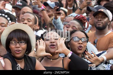 Das Bild zeigt Fans während der Abschlussveranstaltung des "Global Citizen Festival Mandela 100" der Kampagne "She is Equal" am fünften Tag eines Besuchs des stellvertretenden Ministerpräsidenten und Ministers für Entwicklungszusammenarbeit De Croo in Soweto, Johannesburg, Südafrika, Sonntag, den 02. Dezember 2018. BELGA FOTO BENOIT DOPPPAGNE Stockfoto