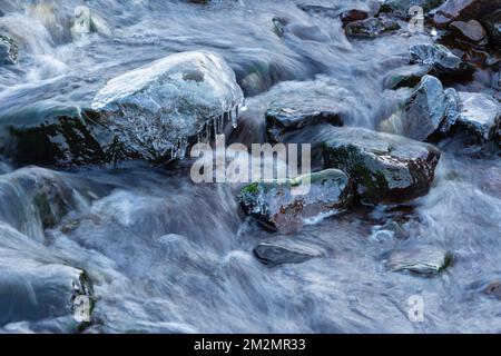 Eis auf einem Moorlandbach in Northumberland, Großbritannien Stockfoto