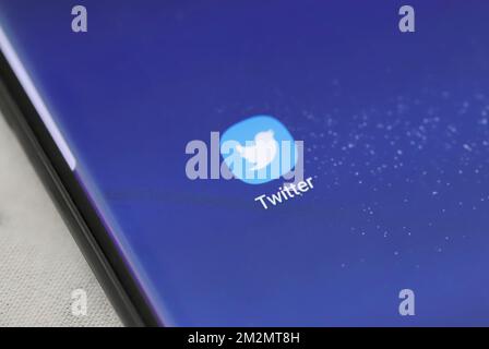 Belgrad Serbien 14.12.2022 Twitter-Anwendungssymbol auf Samsung Galaxy S8-Bildschirm Stockfoto