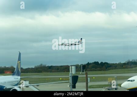 Ryanair Airline Boeing 737 Plane Landing, Stansted Airport, Essex, England, UK Stockfoto