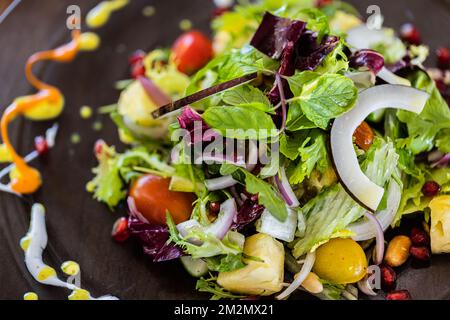 Gourmet scharfer vegetarischer Eintopf mit Kichererbsen und Gemüse auf dem Teller aus nächster Nähe, gesunde vegetarische Speisen auf Holzhintergrund. Resort Hotel Luxus Indien Stockfoto