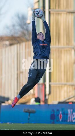 Oldham, Lancashire, England, 11.. Dezember 2022, Oldham Torwart Magnus Norman Warm-up Drill, während Oldham Athletic Football Club V torquey United Football Club im Boundary Park, in der National League (Kreditbild: ©Cody Froggatt) Stockfoto