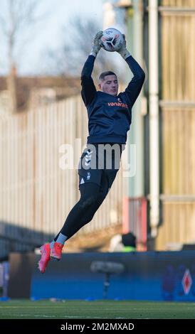 Oldham, Lancashire, England, 11.. Dezember 2022, Oldham Torwart Magnus Norman Warm-up Drill, während Oldham Athletic Football Club V torquey United Football Club im Boundary Park, in der National League (Kreditbild: ©Cody Froggatt) Stockfoto
