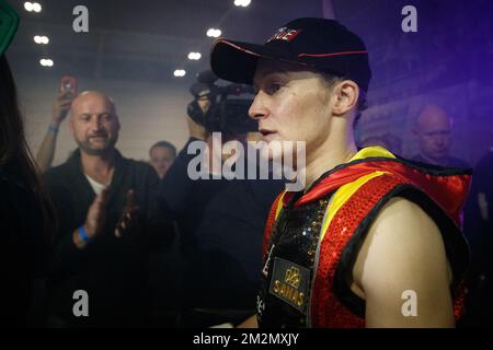 Belgisch Delfine Persoon stellte sich vor dem Boxkampf zwischen Belgisch Delfine Persoon und Kenian Judy Waguthii für den WBC-Weltmeistertitel für leichte Frauen auf der Boxveranstaltung „Boksgala Ardooie“ am Samstag, den 08. Dezember 2018 in Ardooie vor. BELGA FOTO KURT DESPLENTER Stockfoto