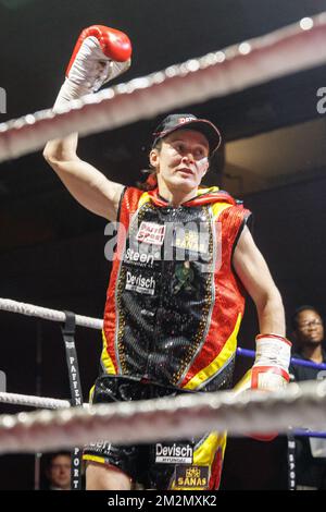 Belgisch Delfine Persoon stellte sich vor dem Boxkampf zwischen Belgisch Delfine Persoon und Kenian Judy Waguthii für den WBC-Weltmeistertitel für leichte Frauen auf der Boxveranstaltung „Boksgala Ardooie“ am Samstag, den 08. Dezember 2018 in Ardooie vor. BELGA FOTO KURT DESPLENTER Stockfoto