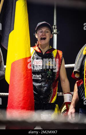 Belgisch Delfine Persoon stellte sich vor dem Boxkampf zwischen Belgisch Delfine Persoon und Kenian Judy Waguthii für den WBC-Weltmeistertitel für leichte Frauen auf der Boxveranstaltung „Boksgala Ardooie“ am Samstag, den 08. Dezember 2018 in Ardooie vor. BELGA FOTO KURT DESPLENTER Stockfoto