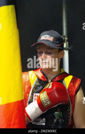 Belgisch Delfine Persoon stellte sich vor dem Boxkampf zwischen Belgisch Delfine Persoon und Kenian Judy Waguthii für den WBC-Weltmeistertitel für leichte Frauen auf der Boxveranstaltung „Boksgala Ardooie“ am Samstag, den 08. Dezember 2018 in Ardooie vor. BELGA FOTO KURT DESPLENTER Stockfoto