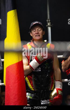 Belgisch Delfine Persoon stellte sich vor dem Boxkampf zwischen Belgisch Delfine Persoon und Kenian Judy Waguthii für den WBC-Weltmeistertitel für leichte Frauen auf der Boxveranstaltung „Boksgala Ardooie“ am Samstag, den 08. Dezember 2018 in Ardooie vor. BELGA FOTO KURT DESPLENTER Stockfoto