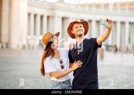 Ein junges Paar macht auf Reisen ein Selfie-Foto. Tourismus, Reisen, Blogger Stockfoto