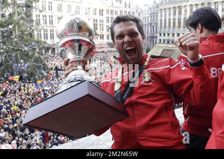 ACHTUNG REDAKTEURE - KORREKTUR DER ÜBERSCHRIFT: Name des Spielers wird geändert - Vincent Vanasch aus Belgien anstelle von Sebastien Dockier - Vincent Vanasch aus Belgien auf dem Balkon des Rathauses von Brüssel, nach einem Empfang zu Ehren der neuen Eishockey-Weltmeister, des belgischen Red Lions-Teams, Am Grand-Place - Grote Markt in Brüssel, Dienstag, den 18. Dezember 2018. Red Lions gewann letzten Sonntag in Indien 3-2 im Finale gegen die Niederlande. BELGA FOTO THIERRY ROGE Stockfoto