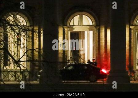 Der belgische Ministerpräsident Charles Michel (C) trifft auf der Königlichen Burg von Laeken - Laken in Brüssel ein, um dem belgischen König Philippe - Filip am Dienstag, den 18. Dezember 2018, den Rücktritt seiner Regierung anzubieten. BELGA FOTO THIERRY ROGE Stockfoto