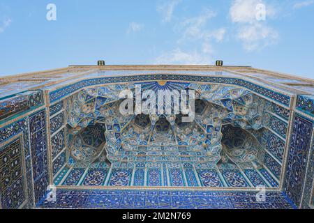 Der Bogenboden mit orientalischen Mustern im Amir Temur Mausoleum Gur-i Amir Сomplex in Samarkand Stockfoto