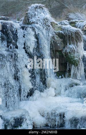 Eis auf einem Moorlandbach in Northumberland, Großbritannien Stockfoto