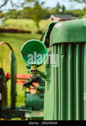 Ab Mitte der 1950er Jahre waren die Scheinwerfer bei John Deere Model 40T optional erhältlich. Ich weiß nicht, ob diese Aufnahme als abstrakte Aufnahme kategorisiert wird Stockfoto