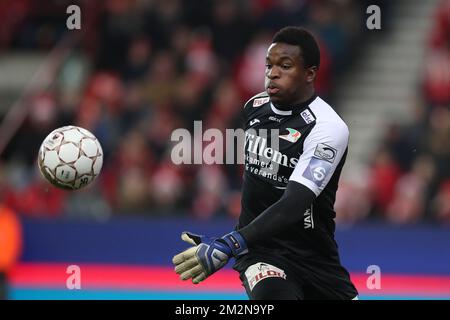 Oostende's goalkeeper Fabrice Ondoa pictured during the soccer match between Standard de Liege and Zulte Waregem, Saturday 22 December 2018 in Liege, on the 19th day of the 'Jupiler Pro League' Belgian soccer championship season 2018-2019. BELGA PHOTO BRUNO FAHY Stock Photo