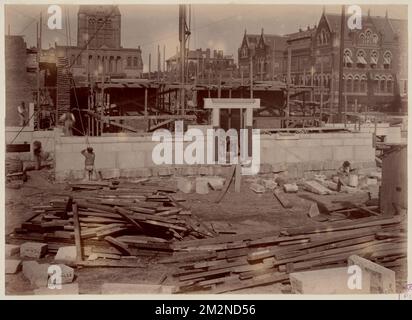 Ostwand des Courtyard im Bau, Bau des McKim Gebäudes, öffentliche Bibliotheken, Bauten, Boston Public Library, Museum of Fine Arts, Boston, Trinity Church Boston, Mass. Stockfoto