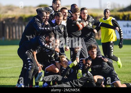 Charlerois Spieler feiern während des Morgentrainings am fünften Tag des Wintertrainingslagers der belgischen Fußballmannschaft Sporting Charleroi in Valencia, Spanien, Mittwoch, den 09. Januar 2019. BELGA FOTO LAURIE DIEFFEMBACQ Stockfoto