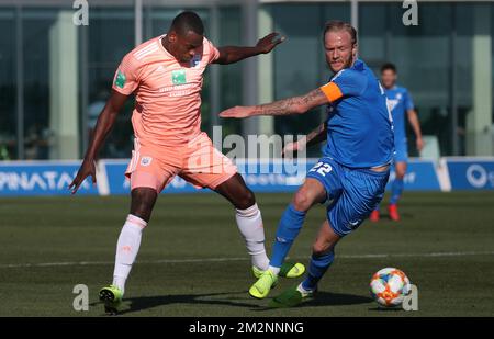 Anderlecht's Landry Dimata und Hoffheim's Kevin Vogt kämpfen um den Ball während eines Freundschaftsspiels zwischen Anderlecht und dem deutschen Verein Hoffenheim am ersten Tag für die Presse im Wintertrainingslager der belgischen Fußballmannschaft RSC Anderlecht in La Manga, Spanien, Freitag, den 11. Januar 2019. BELGA PHOTO VIRGINIE LEFOUR Stockfoto