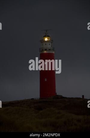 Der Leuchtturm Eierland auf der niederländischen Insel Texel im Wattenmeer bei Nacht Stockfoto