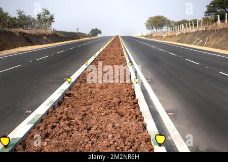 4-spurige Expressway Road mit Trennwand Stockfoto