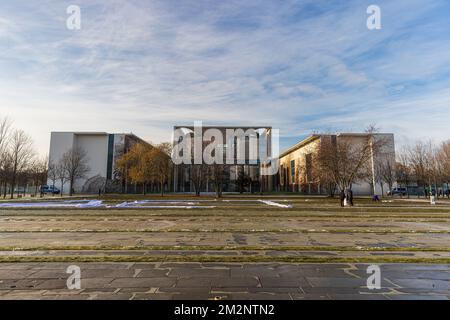 BERLIN - 12. DEZEMBER 2022: Bundeskanzleramt Berlin - Sitz der bundesregierung. Stockfoto