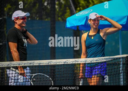 Elise Mertens und ihr Trainer David Taylor bildeten ein Bild während eines Trainings im Vorfeld der Secound-Runde beim Tennis Grand Slam „Australian Open“ am Mittwoch, den 16. Januar 2019 in Melbourne Park, Australien. Der erste Grand Slam der Saison findet vom 14. Bis 27. Januar statt. BELGA FOTO PATRICK HAMILTON Stockfoto