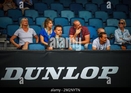 Mertens' mother Liliane Barbe (L) and Mertens' manager Bob Laes (C back): Mertens' coach David Taylor (front R) pictured during a Women's Doubles second round match between Belgian Elise Mertens and Belarussian Aryna Sabalenka and Russian Veronika Kudermetova and American Sabrina Santamaria, at the 'Australian Open' tennis Grand Slam, Friday 18 January 2019 in Melbourne Park, Melbourne, Australia. This first grand slam of the season will be taking place from 14 to 27 January. BELGA PHOTO PATRICK HAMILTON Stockfoto