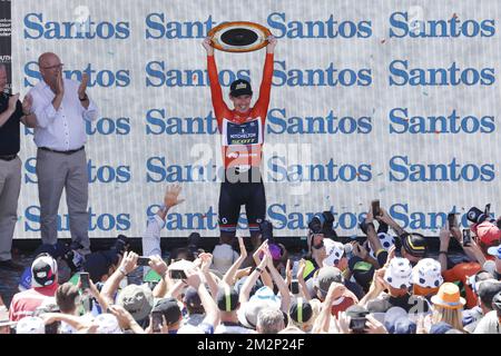 Südafrikanischer Daryl Impey von Mitchelton – Scott feiert nach der letzten Etappe des Radrennen „Tour Down Under“, 151,5 km McLaren Vale nach Willunga Hill, Australien, Sonntag, 20. Januar 2019, auf dem Podium als „Leader of the General Classification“. Die diesjährige Ausgabe des Rennens findet vom 15.. Januar bis zum 20.. Januar statt. BELGA FOTO YUZURU SUNADA FRANCE RAUS Stockfoto