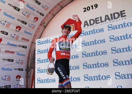 Südafrikanischer Daryl Impey von Mitchelton – Scott feiert nach der letzten Etappe des Radrennen „Tour Down Under“, 151,5 km McLaren Vale nach Willunga Hill, Australien, Sonntag, 20. Januar 2019, auf dem Podium als „Leader of the General Classification“. Die diesjährige Ausgabe des Rennens findet vom 15.. Januar bis zum 20.. Januar statt. BELGA FOTO YUZURU SUNADA FRANCE RAUS Stockfoto